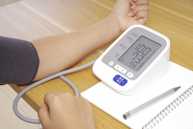 血圧を測定する人の手元